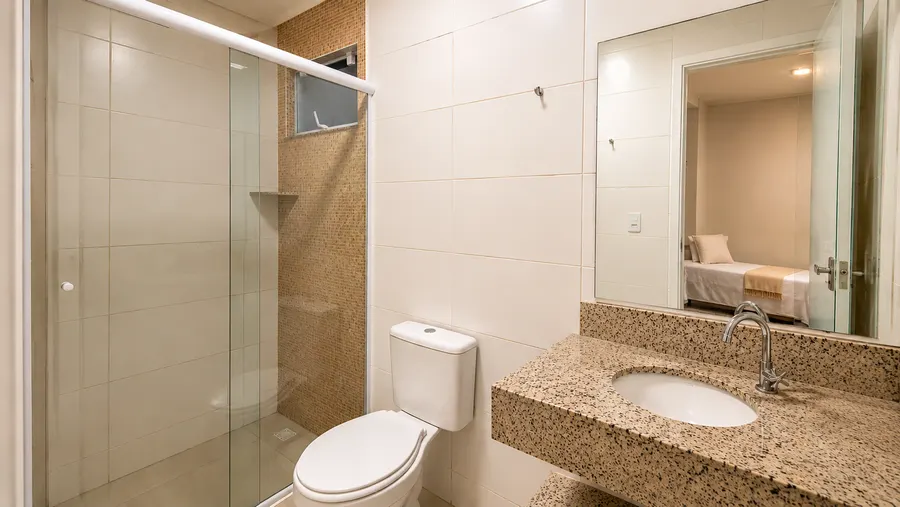 Baño privado con ducha y encimera