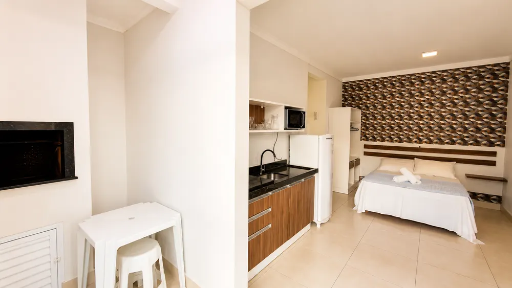 Espacio con mesa para comidas y cocina en la suite