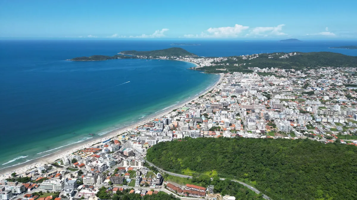 Vista aérea de la bahía y de la Playa de Bombas, en Bombinhas