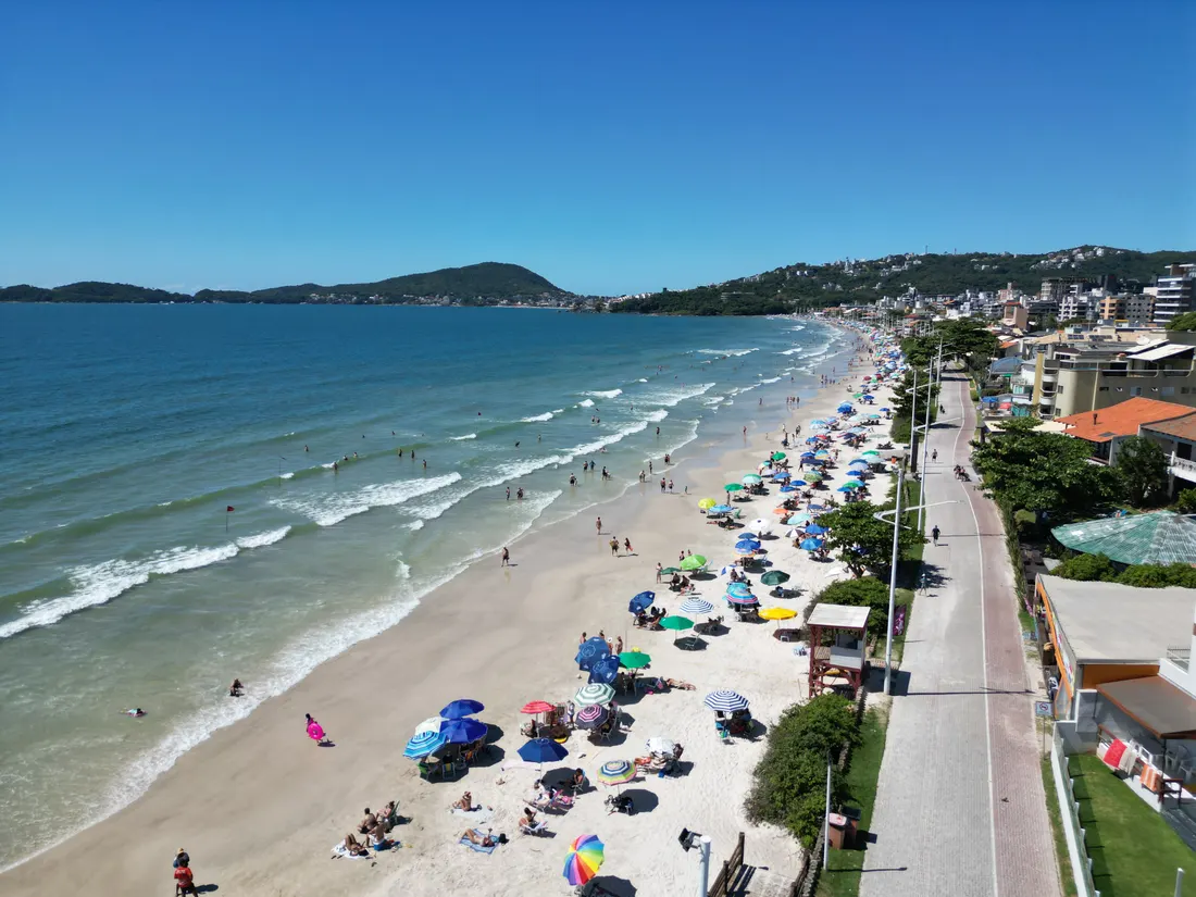 Playa de Bombas con sombrillas en un día soleado