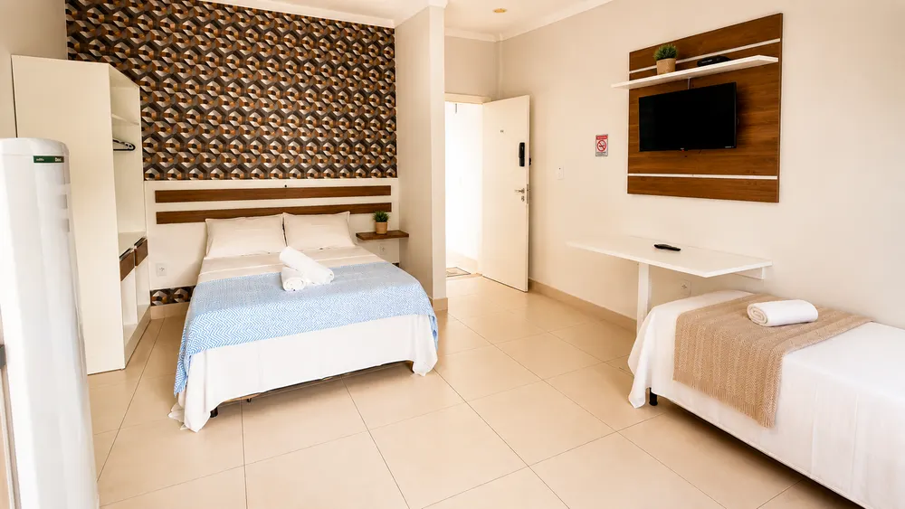 Interior acogedor de suite con cama matrimonial